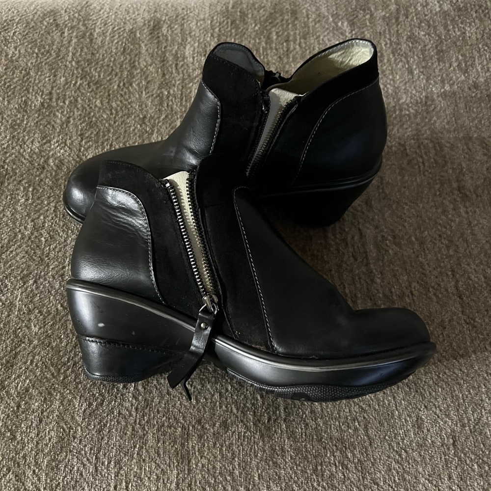 Womens Jambu Black Leather Booties. Size 9.5 Used-Great Condition.